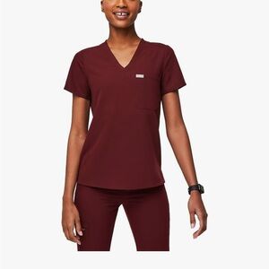 FIGS Caterina 1 pockets scrub top in burgundy